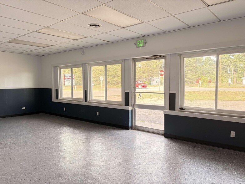 3390 N Clare Ave, Harrison, MI for sale - Interior Photo - Image 2 of 4