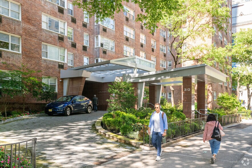 30 W 60th St, New York, NY for lease - Building Photo - Image 1 of 18