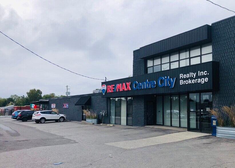 675 Adelaide St N, London, ON à vendre - Photo du bâtiment - Image 2 de 4