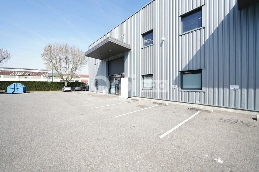 1 Avenue B Cité Berliet, Saint-Priest à louer - Photo du bâtiment - Image 3 de 12