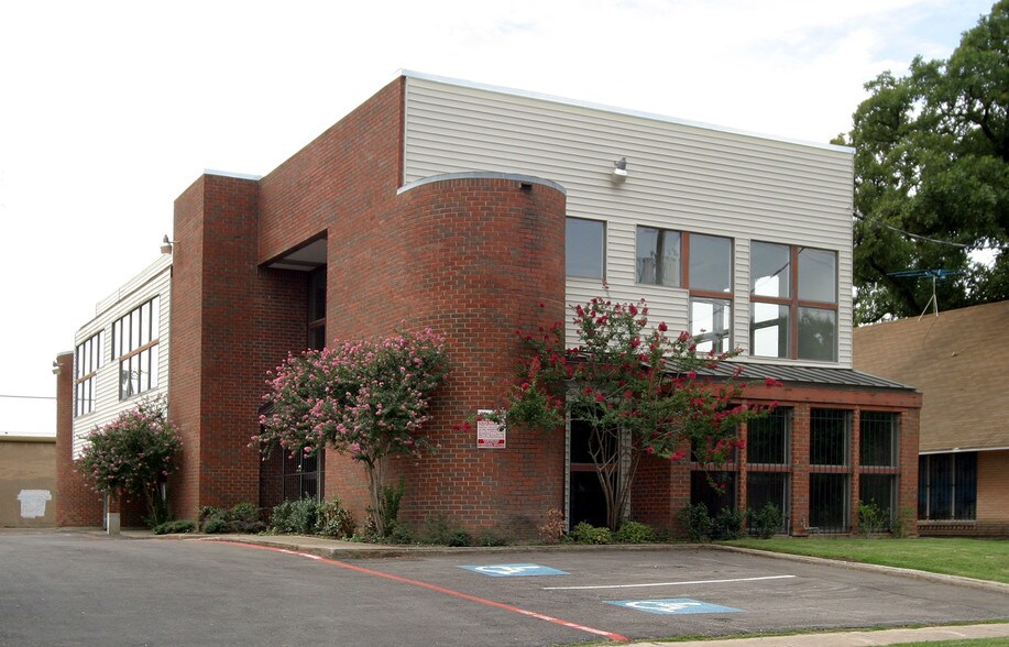 210 W 10th St, Dallas, TX à louer - Photo du bâtiment - Image 2 de 4