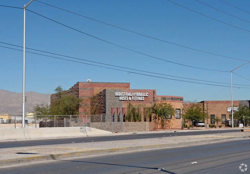 3745 Losee Rd, North Las Vegas, NV à vendre - Photo du bâtiment - Image 2 de 25