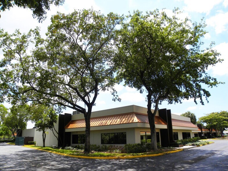6400-6472 NW 5th Way, Fort Lauderdale, FL à louer - Photo du bâtiment - Image 2 de 3
