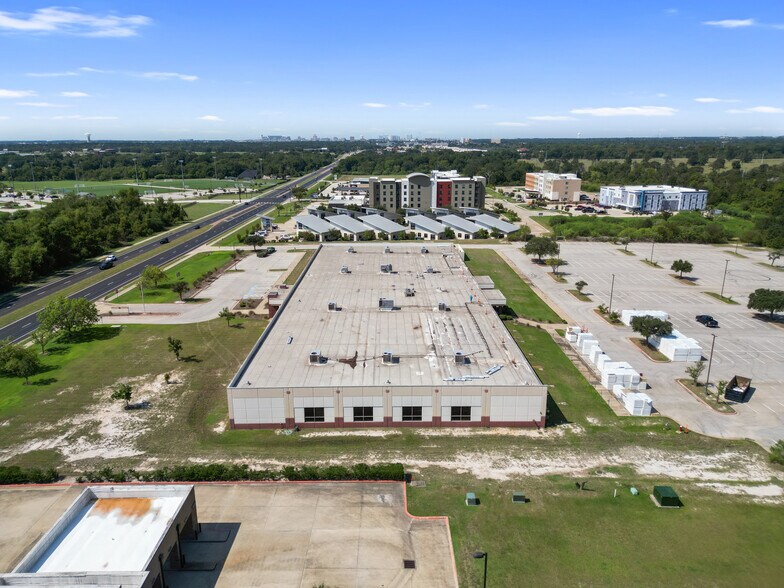 3101 University Dr E, Bryan, TX à louer - Photo du bâtiment - Image 3 de 26