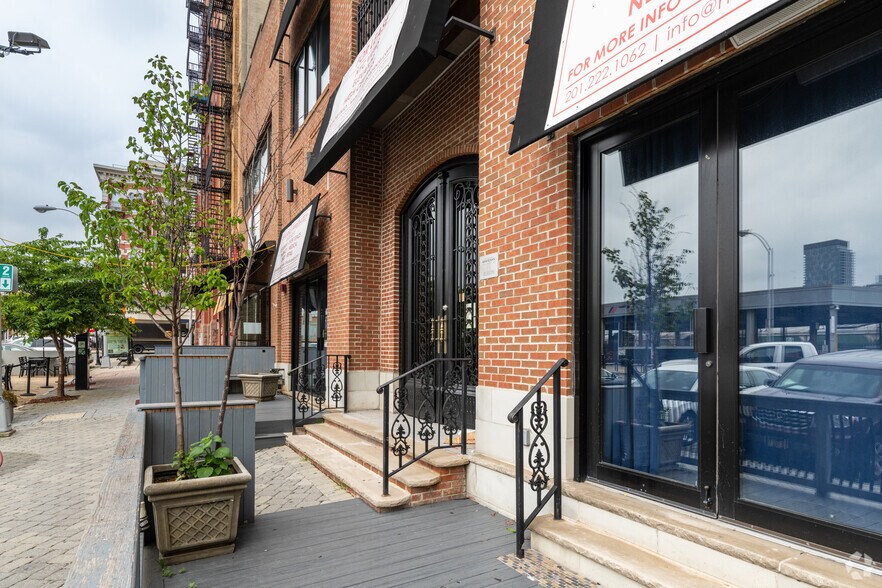 16-18 Hudson Pl, Hoboken, NJ à louer - Photo du bâtiment - Image 3 de 4