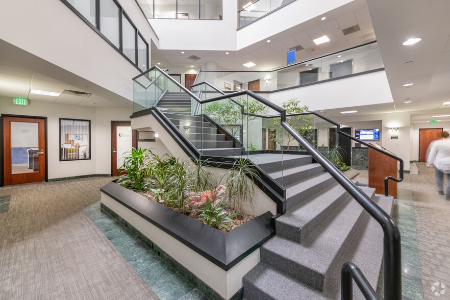 92 Montvale Ave, Stoneham, MA for lease - Building Photo - Image 2 of 5