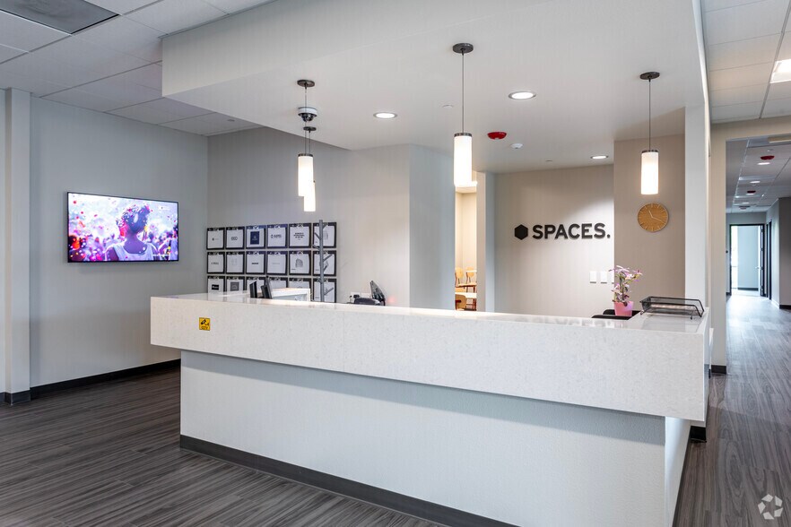 265 E River Park Cir, Fresno, CA for lease - Building Photo - Image 1 of 30