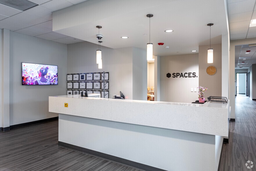 265 E River Park Cir, Fresno, CA à louer - Photo du bâtiment - Image 1 de 30