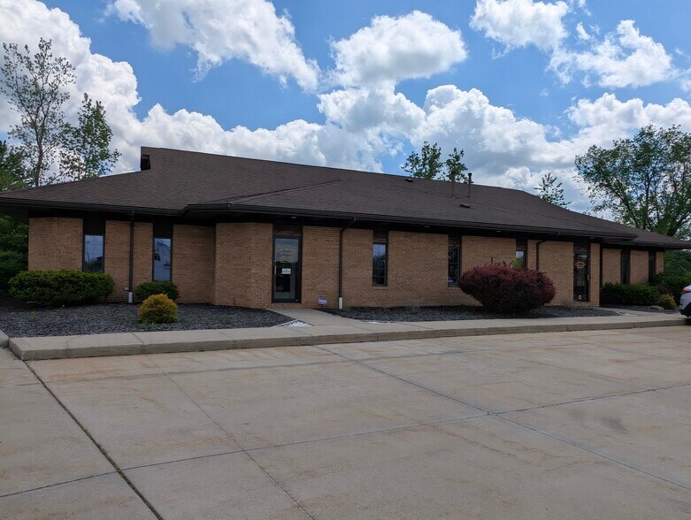 2745 Nesbitt Ave, Akron, OH à vendre - Photo du bâtiment - Image 1 de 17