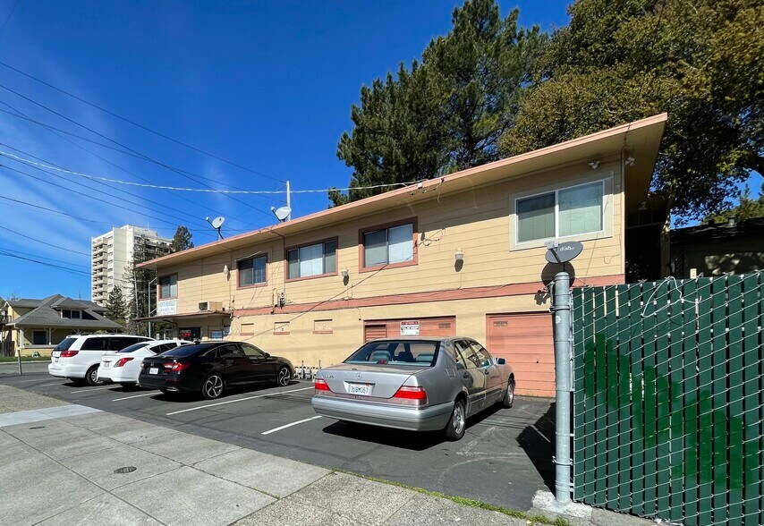 212 S E St, Santa Rosa, CA à vendre - Photo du bâtiment - Image 3 de 15