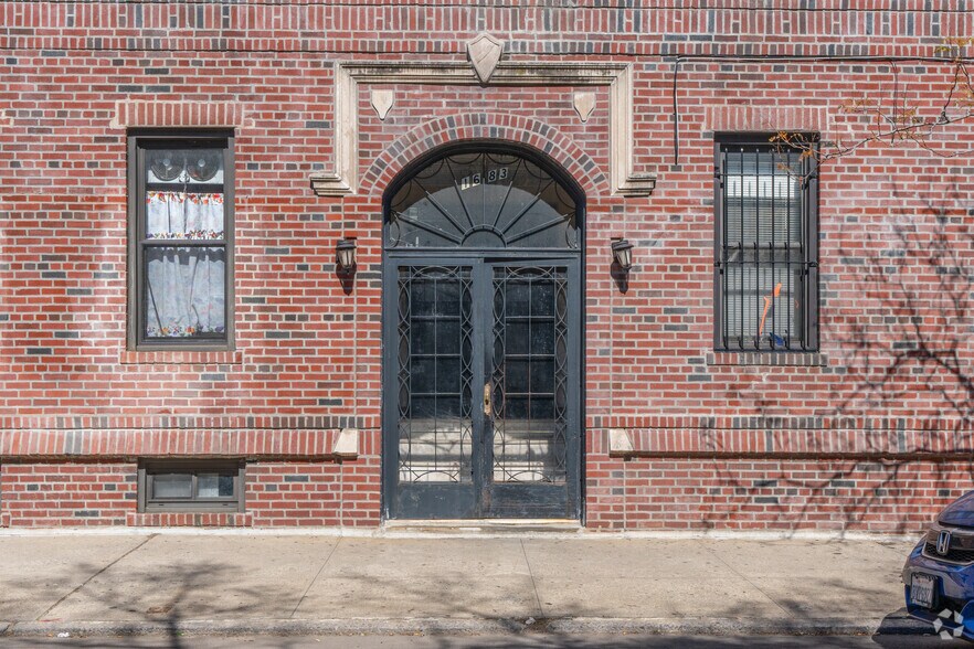 996 Cypress Ave, Ridgewood, NY à vendre - Photo du bâtiment - Image 2 de 4