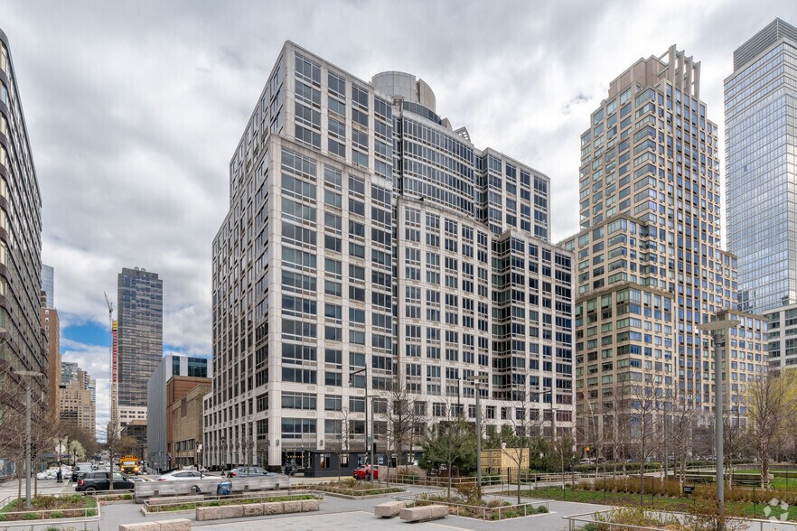 100 Riverside Blvd, New York, NY à louer - Photo du bâtiment - Image 1 de 8