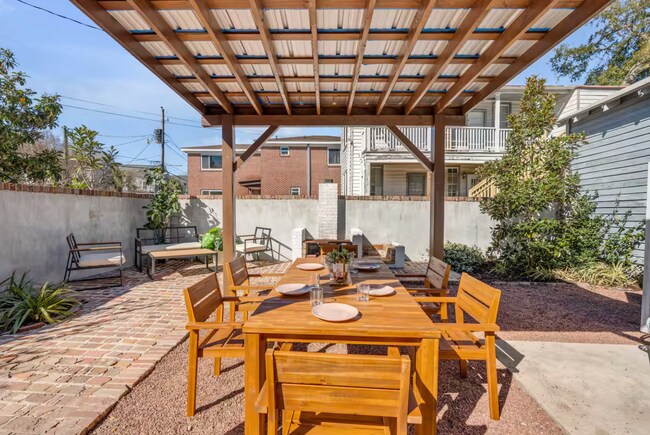 Plus de détails pour 140 Spring St, Charleston, SC - Services hôteliers à vendre