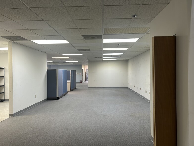6629 Engle Rd, Middleburg Heights, OH for lease - Interior Photo - Image 3 of 11