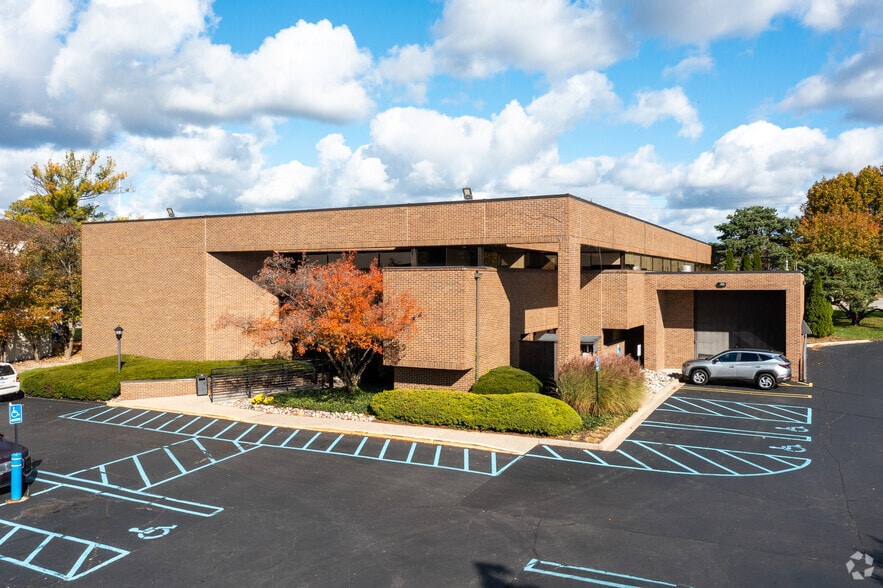 29275 Northwestern Hwy, Southfield, MI for sale - Building Photo - Image 3 of 14