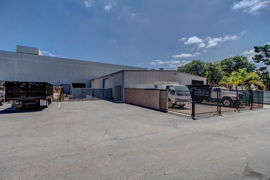 1116 N Harbor Blvd, Santa Ana, CA for lease - Building Photo - Image 2 of 15