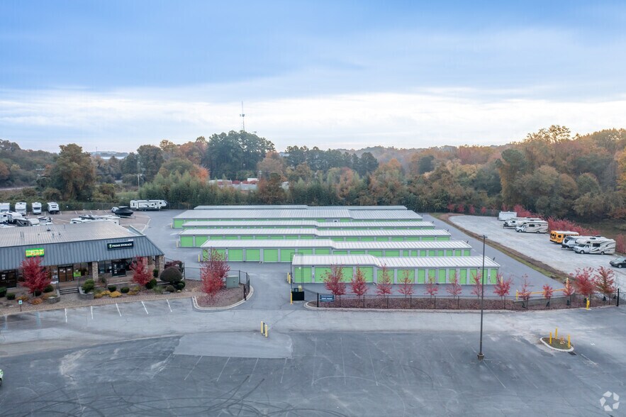 3146 Wade Hampton Blvd, Taylors, SC à louer - Photo du bâtiment - Image 1 de 6