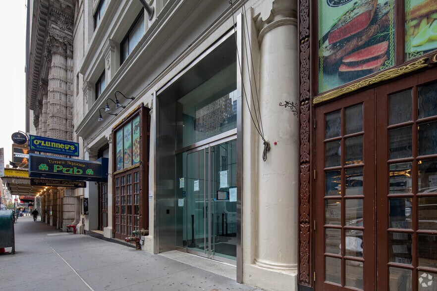 145 W 45th St, New York, NY à louer - Photo du bâtiment - Image 3 de 11