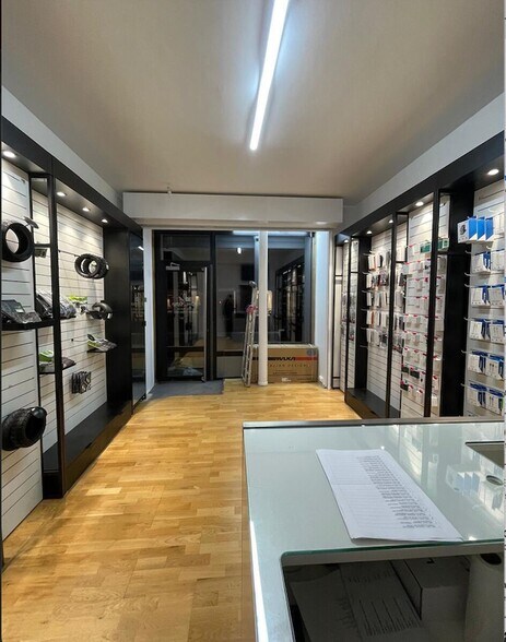 Retail in Paris for lease - Building Photo - Image 2 of 4