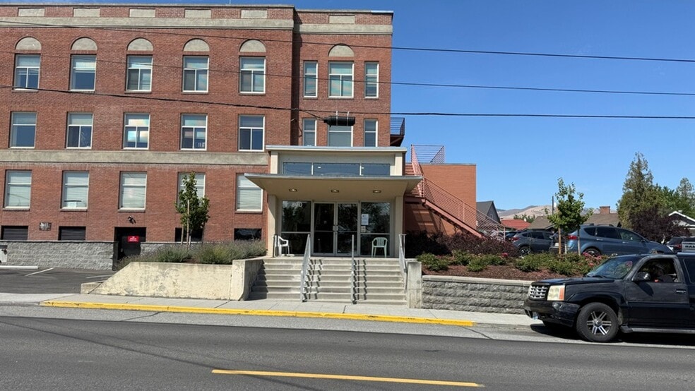 300 S Okanogan Ave, Wenatchee, WA for lease - Building Photo - Image 2 of 11