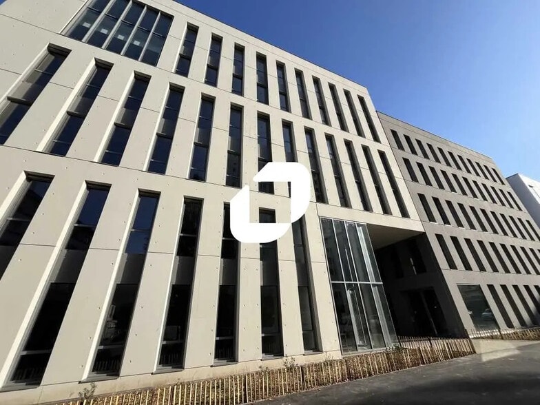 Office in Villeurbanne for lease - Building Photo - Image 3 of 24