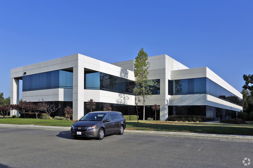 302 Enzo Dr, San Jose, CA à louer - Photo du bâtiment - Image 1 de 10