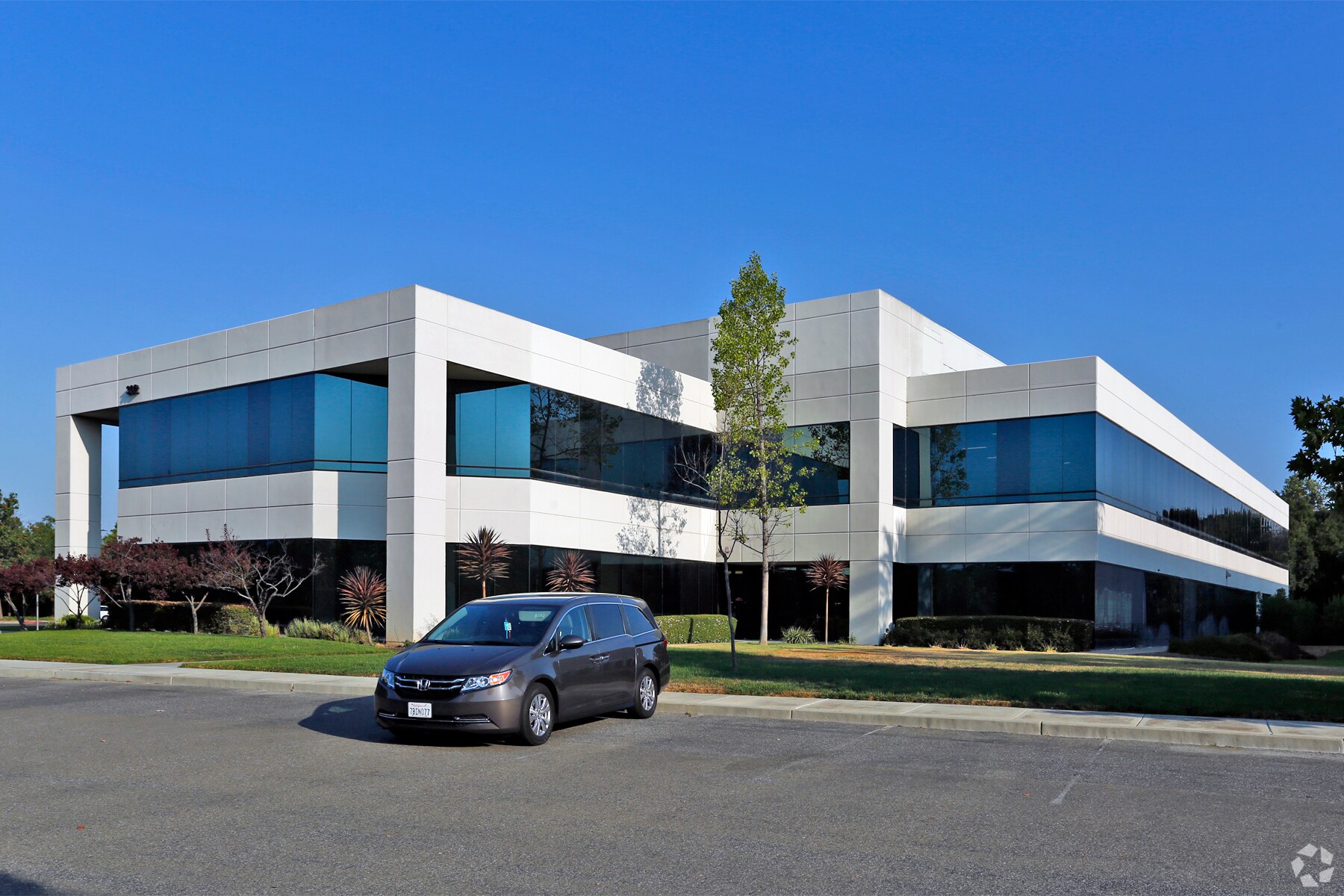 302 Enzo Dr, San Jose, CA à louer Photo du bâtiment- Image 1 de 11