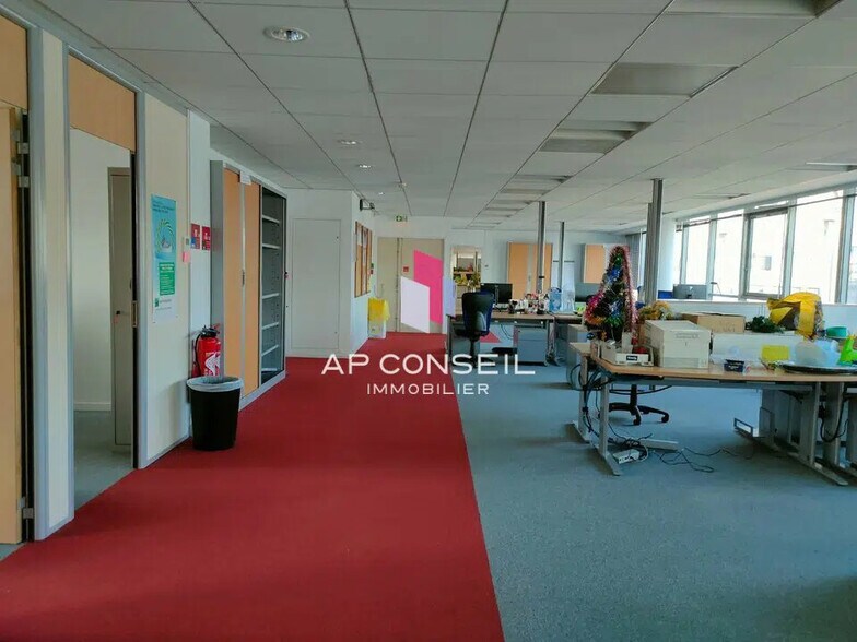 Office in Montigny-le-Bretonneux for lease - Interior Photo - Image 3 of 5