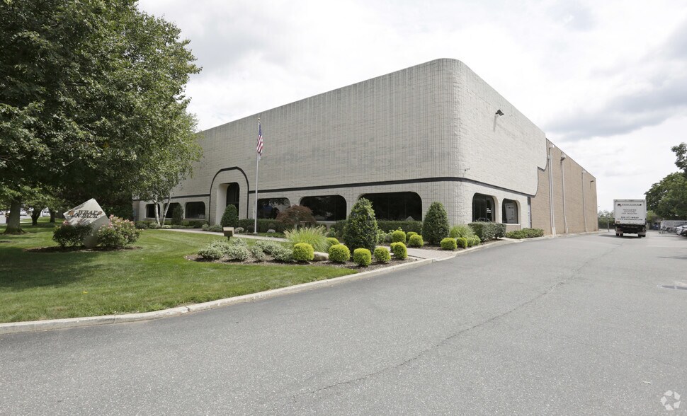 21 Executive Blvd, Farmingdale, NY à vendre - Photo du bâtiment - Image 1 de 5