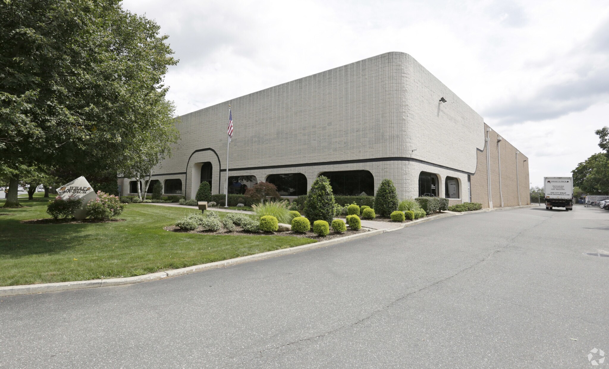 21 Executive Blvd, Farmingdale, NY à vendre Photo du bâtiment- Image 1 de 6