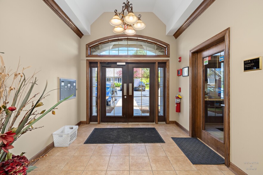 106 S Wynstone Park Dr, Barrington, IL for sale - Lobby - Image 3 of 16