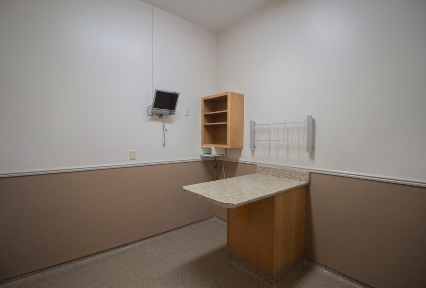 32251 E Red Arrow Hwy, Paw Paw, MI à vendre - Photo intérieure - Image 3 de 17