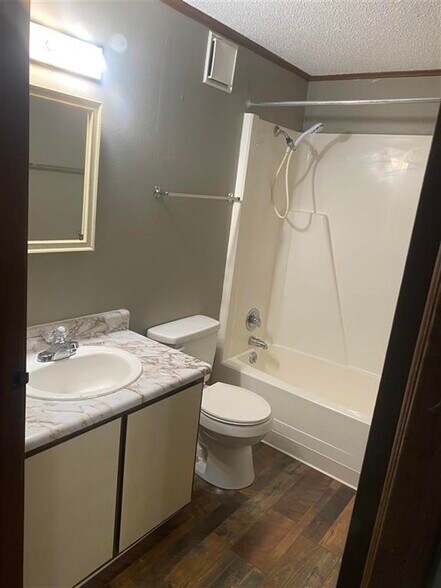 101 Longview Dr, Russellville, KY à vendre - Photo du bâtiment - Image 3 de 18