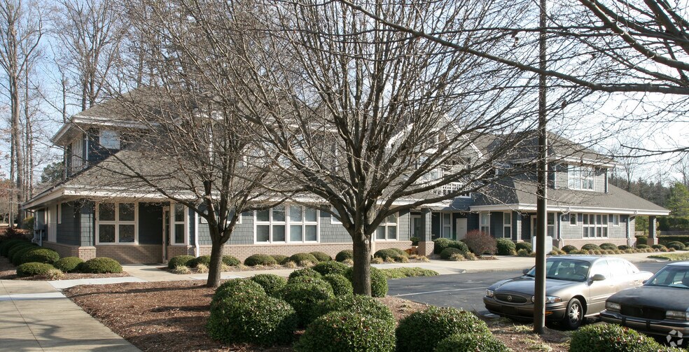 3400 Croasdaile Dr, Durham, NC à louer - Photo du bâtiment - Image 3 de 10