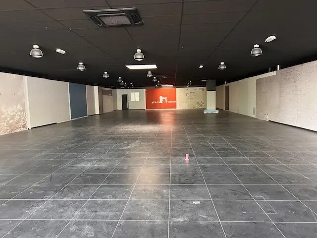 Retail in Maurepas for lease Interior Photo- Image 1 of 5