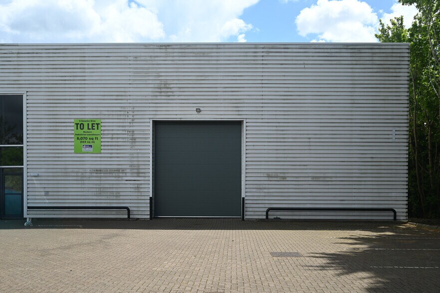 Snowdon Dr, Milton Keynes à louer - Photo du bâtiment - Image 3 de 5
