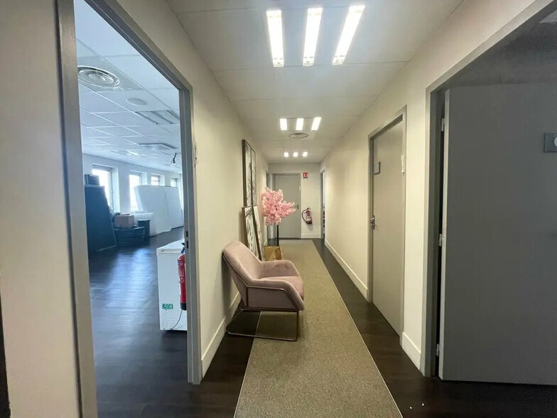 Office in Villeurbanne for lease - Interior Photo - Image 3 of 4