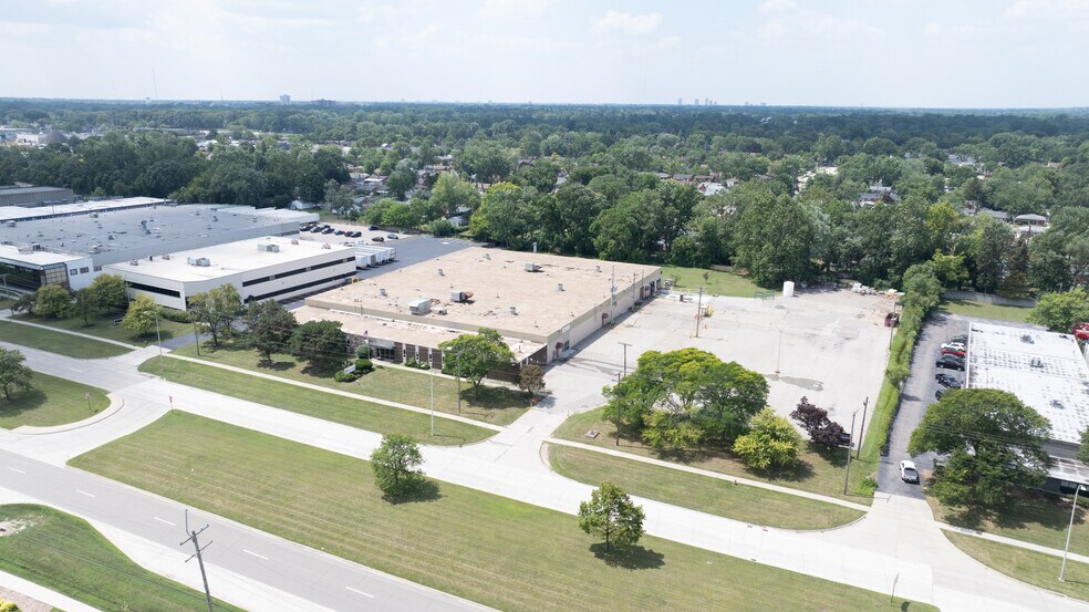 29555 Stephenson Hwy, Madison Heights, MI à vendre - Photo du bâtiment - Image 1 de 4