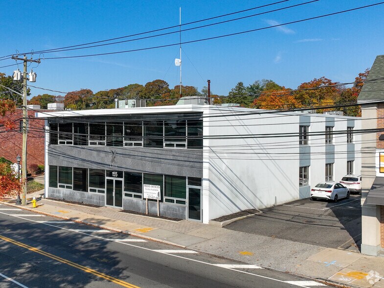 155 E Main St, Smithtown, NY à louer - Photo du bâtiment - Image 3 de 11