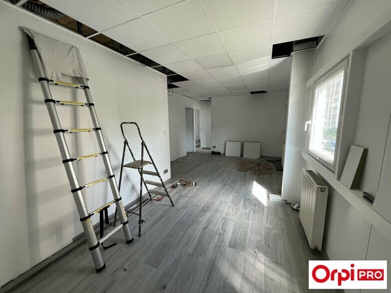 Office in Corbas for lease - Building Photo - Image 3 of 8