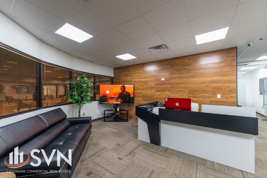 1425 N McLean Blvd, Elgin, IL à vendre - Photo du bâtiment - Image 2 de 13