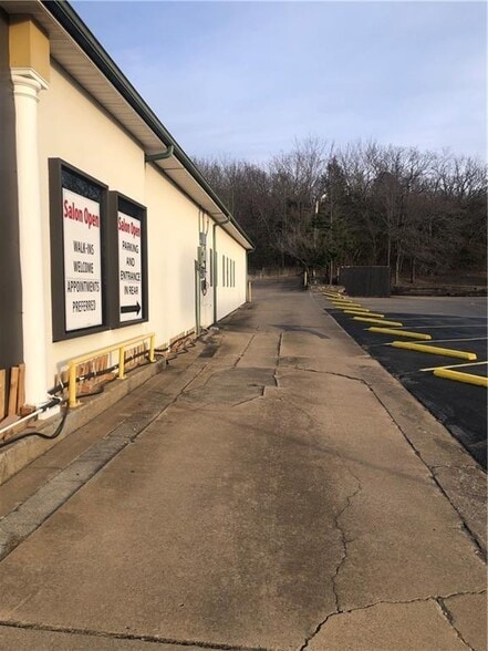 2564 N College Ave, Fayetteville, AR à vendre - Photo du bâtiment - Image 3 de 42