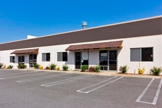 7611 Slater Ave, Huntington Beach, CA à louer Photo du bâtiment- Image 1 de 5