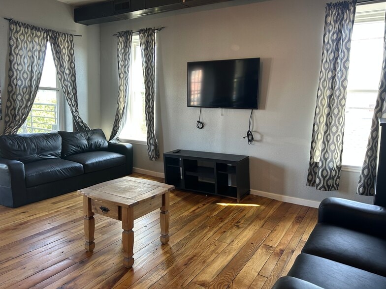 Binghamton Student Housing Package portfolio of 1 properties for sale on LoopNet.ca - Building Photo - Image 3 of 16