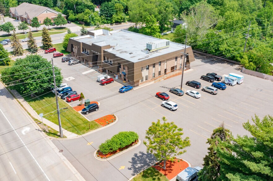 25882 Orchard Lake Rd, Farmington Hills, MI à louer - Photo du bâtiment - Image 2 de 8