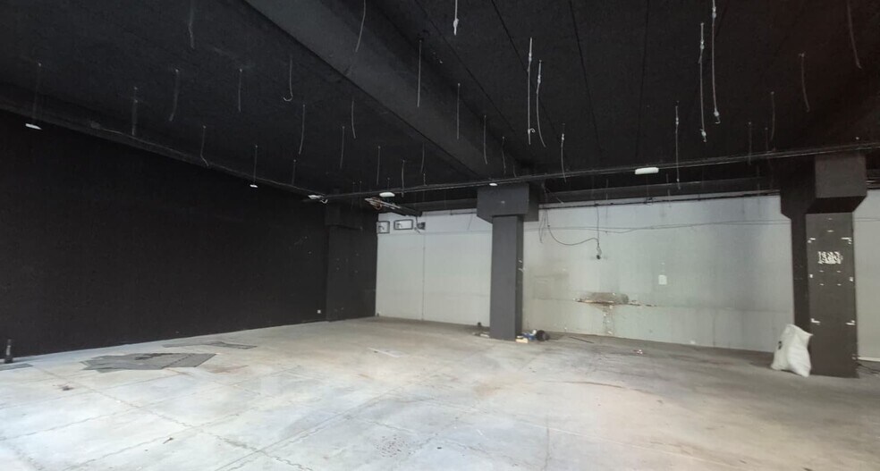 37 Rue Mstislav Rostropovitch, Paris for lease - Building Photo - Image 3 of 5