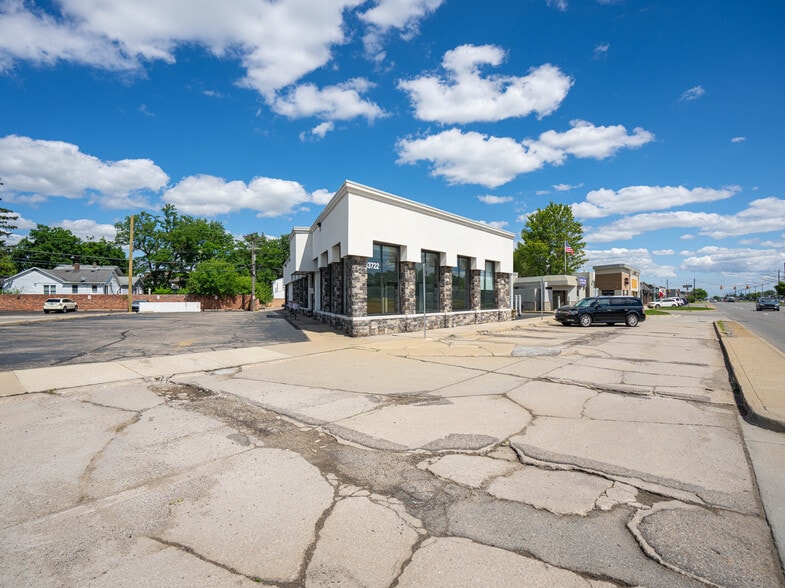 33722 Woodward Ave, Birmingham, MI à vendre - Photo du bâtiment - Image 3 de 4