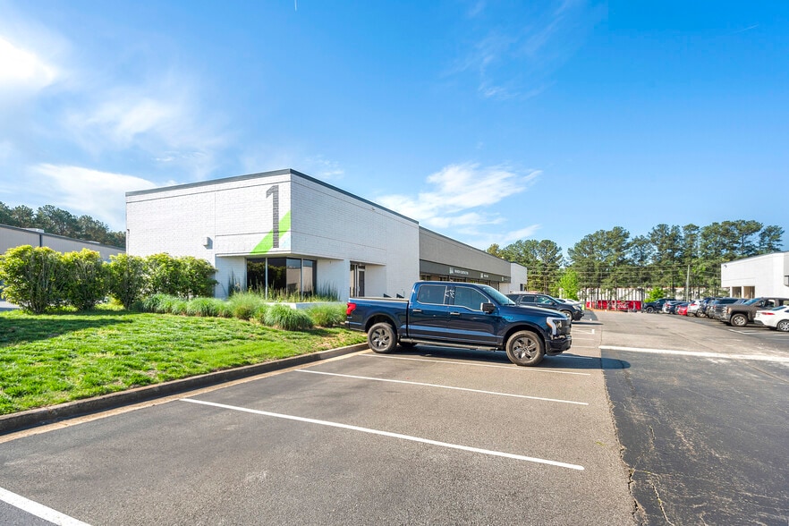 8601 Dunwoody Pl, Sandy Springs, GA for lease - Building Photo - Image 2 of 9