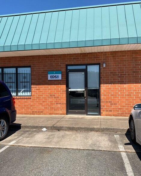 6132 Brookshire Blvd, Charlotte, NC à vendre - Photo du bâtiment - Image 3 de 20