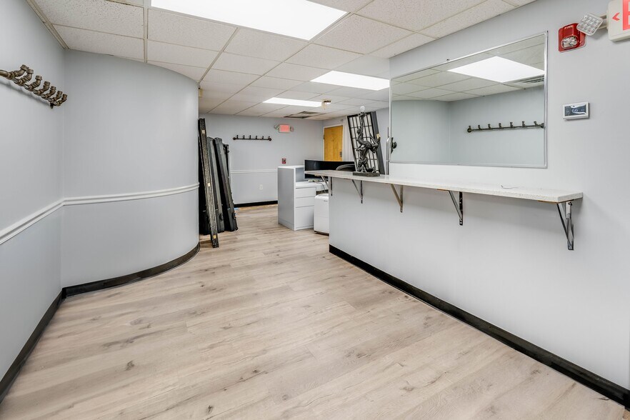 1 Elm Sq, Andover, MA à vendre - Photo du bâtiment - Image 3 de 20